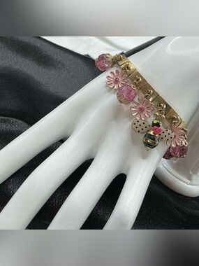 BETSEY JOHNSON POLKA DOT BEE PINK BEAD CHARM STRETCH BRACELET